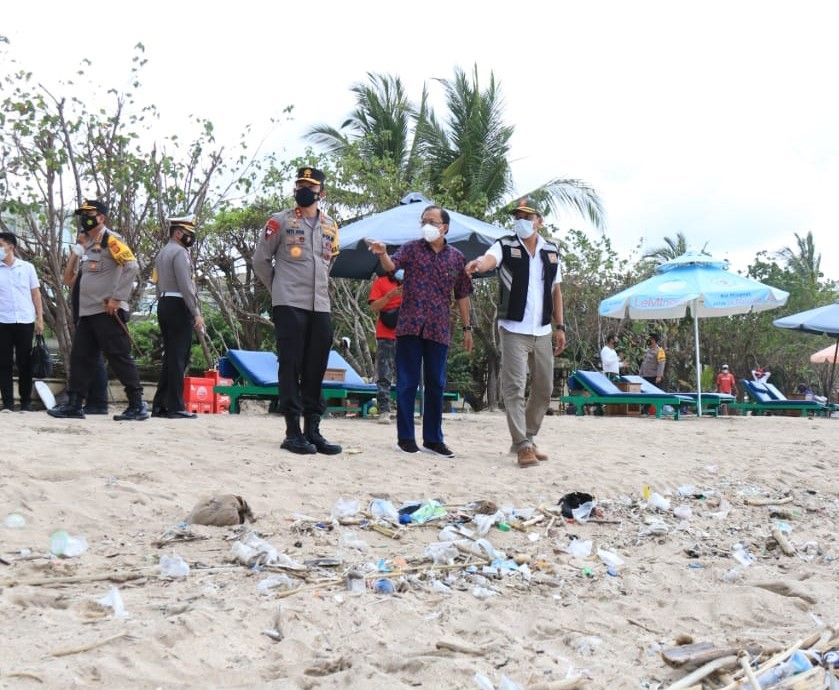 podiumnews.com-Pantau Prokes Destinasata Wisata, Koster Terima Keluhan Sampah di Pantai Kuta